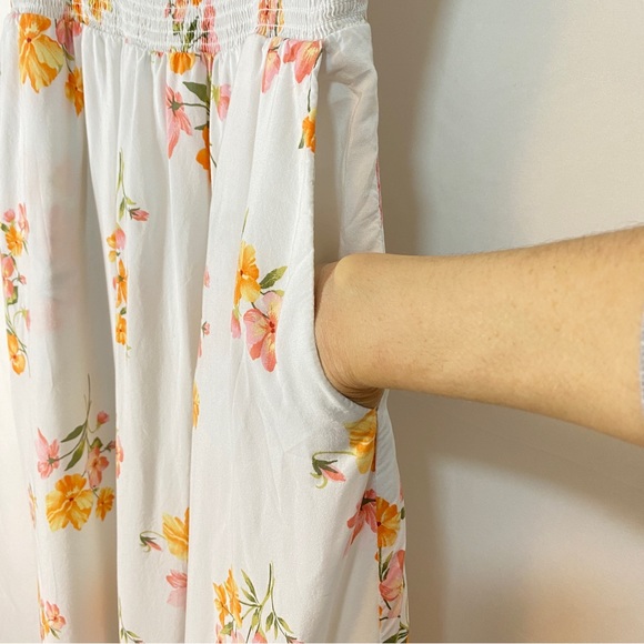 Old Navy smocked top flower sundress with POCKETS!! Size Medium - Picture 5 of 9